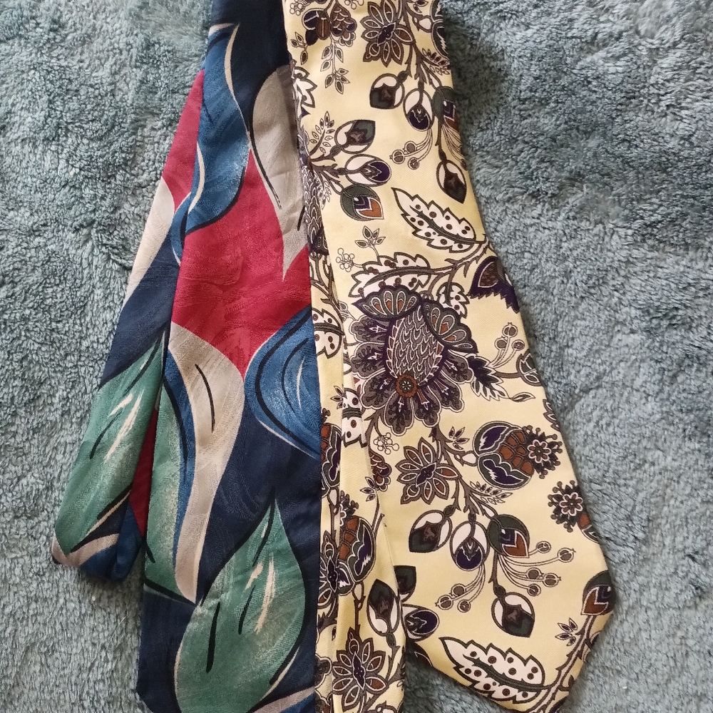 #380-19) 2 mens ties